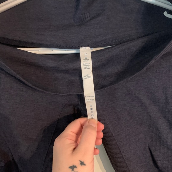 Lulu Lemon ebb to street cropped - Picture 3 of 3